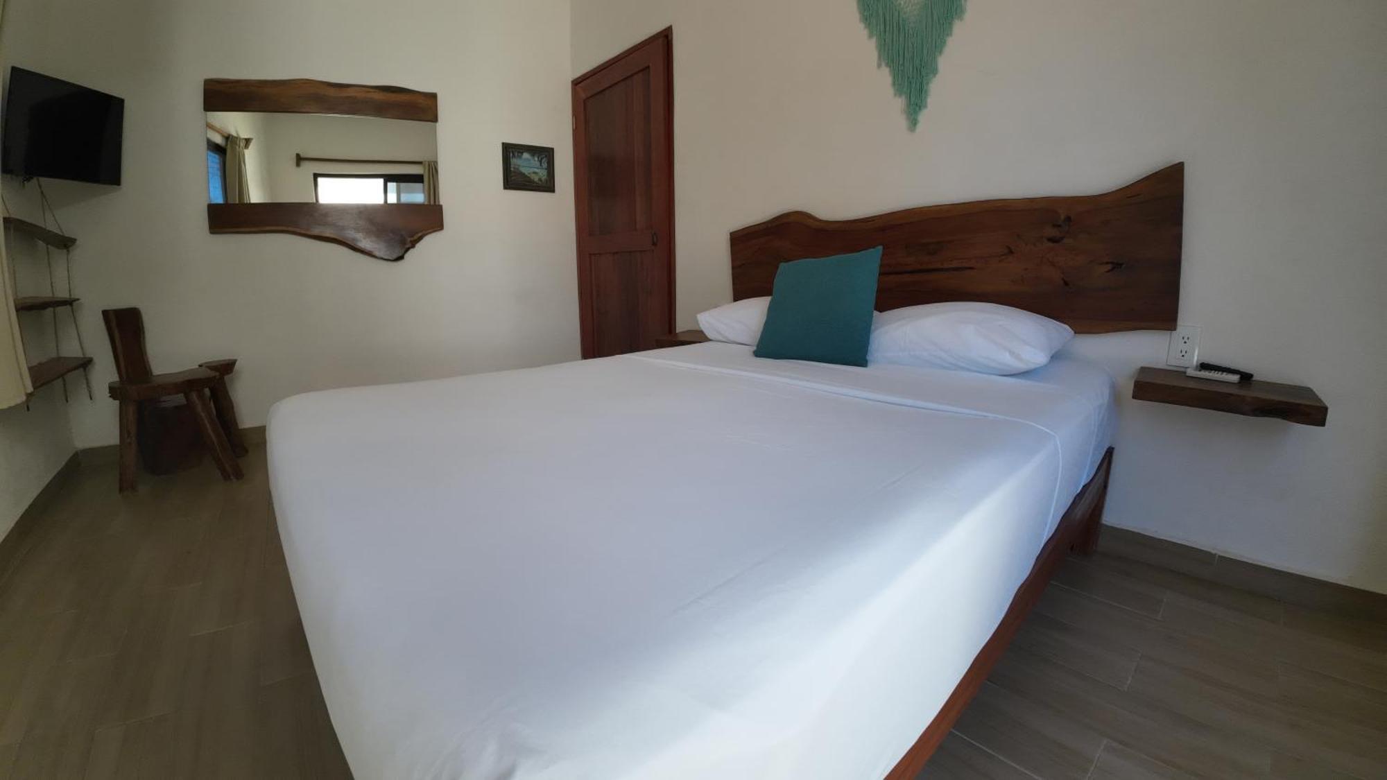 Ade Hotel 3*